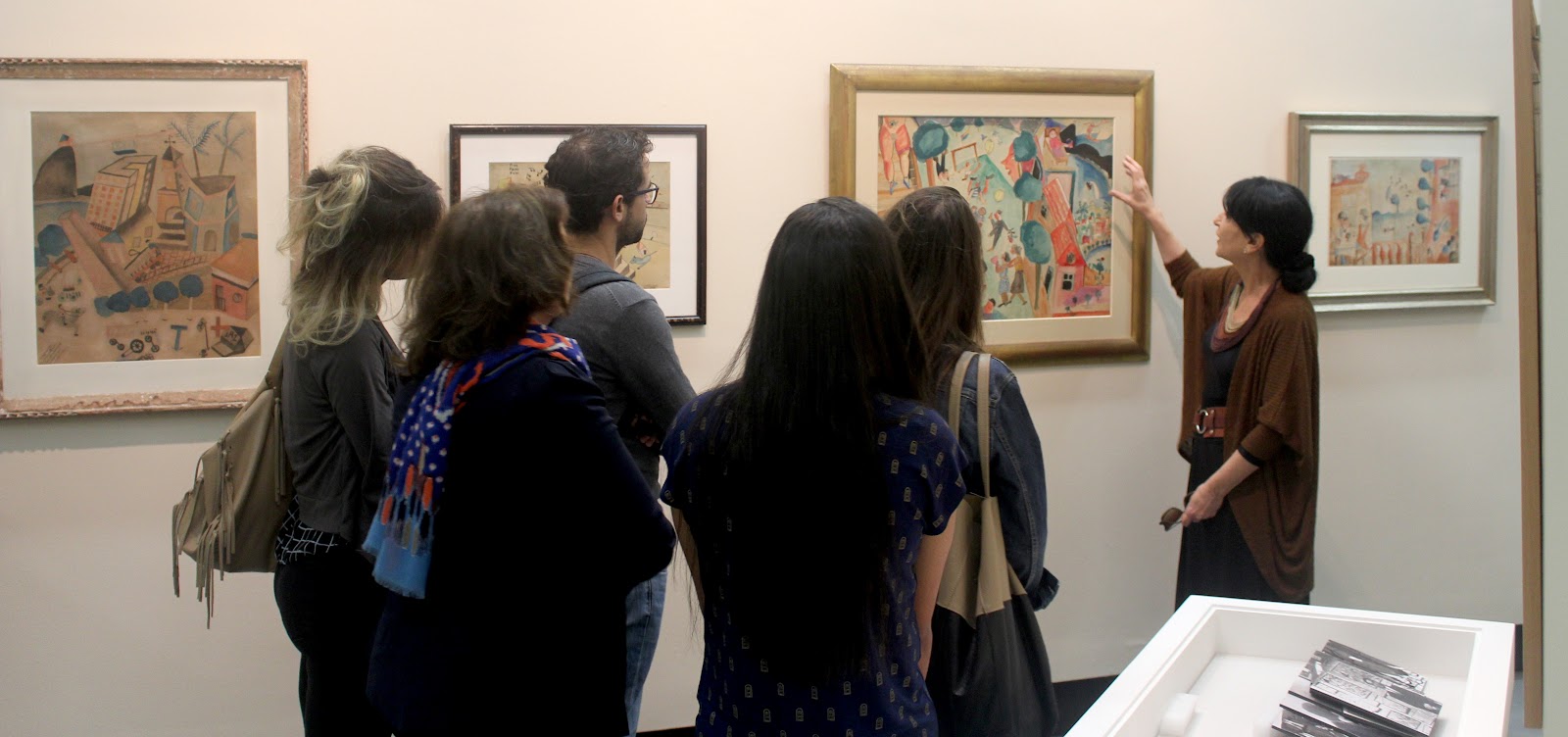 Visita mediada em exposição de arte — InfoArte Experience